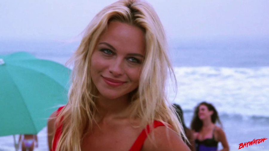 Η Pamela Anderson φόρεσε το θρυλικό μαγιό της στο "Baywatch" στο κόκκινο χαλί - Η νέα εκδοχή