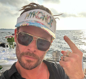 Ο Chris Hemsworth έχει τη Μύκονο κορώνα στο κεφάλι του - Η ξεχωριστή μέρα που γιόρτασε η οικογένεια στην Ελλάδα