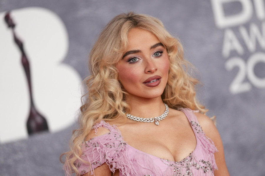 Sabrina Carpenter: Το νέο look της θυμίζει Bella Swan και μας αρέσει