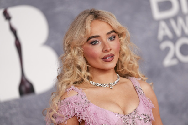 Sabrina Carpenter: Το νέο look της θυμίζει Bella Swan και μας αρέσει