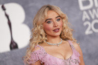 Sabrina Carpenter: Το νέο look της θυμίζει Bella Swan και μας αρέσει