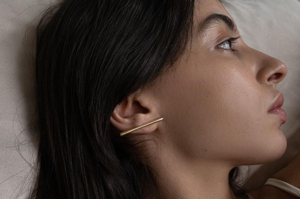 Πώς να αντιμετωπίσεις ένα μολυσμένο piercing στο αυτί, σύμφωνα με τους ειδικούς
