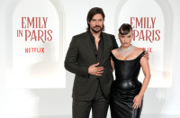 Ο δημιουργός του "Emily in Paris", Darren Star, απαντά στις κριτικές του Lucas Bravo για τη σειρά