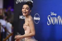 Αυτό είναι το lip tint της Rachel Zegler από το Snow White που «δεν ξεθωριάζει ποτέ»