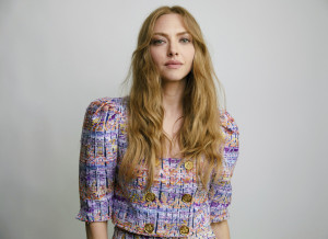Η Amanda Seyfried αποκάλυψε το beauty staple του Mean Girls που λατρεύει μέχρι σήμερα - «Αυτό το προϊόν με ταξιδεύει πίσω»