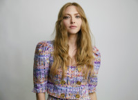 Η Amanda Seyfried αποκάλυψε το beauty staple του Mean Girls που λατρεύει μέχρι σήμερα - «Αυτό το προϊόν με ταξιδεύει πίσω»