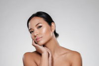 Summer Glow: Το trick με το υγρό highlighter για φυσική λάμψη