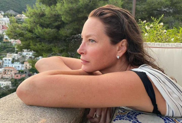 Christy Turlington: Εντυπωσιακή στα 54 της, εξηγεί τους λόγους για τους οποίους είναι εναντίον των πλαστικών επεμβάσεων