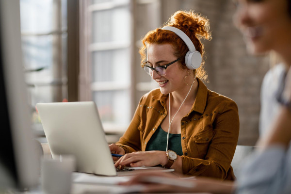 Work like a Girlboss: Η μουσική που σε κάνει 400% πιο παραγωγική