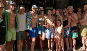 Kate Hudson - Goldie Hawn - Kurt Russell: Η φωτογραφία τους από την ταβέρνα που έφαγαν στην Κεχριά της Σκιάθου