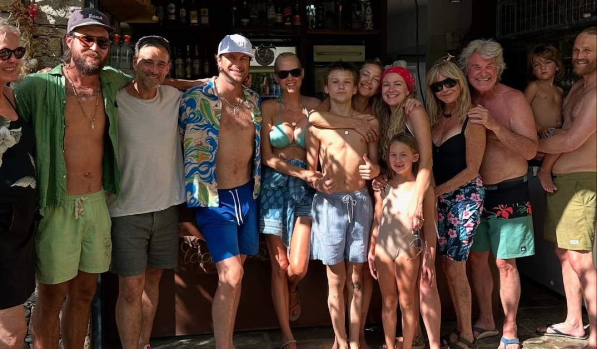 Kate Hudson - Goldie Hawn - Kurt Russell: Η φωτογραφία τους από την ταβέρνα που έφαγαν στην Κεχριά της Σκιάθου
