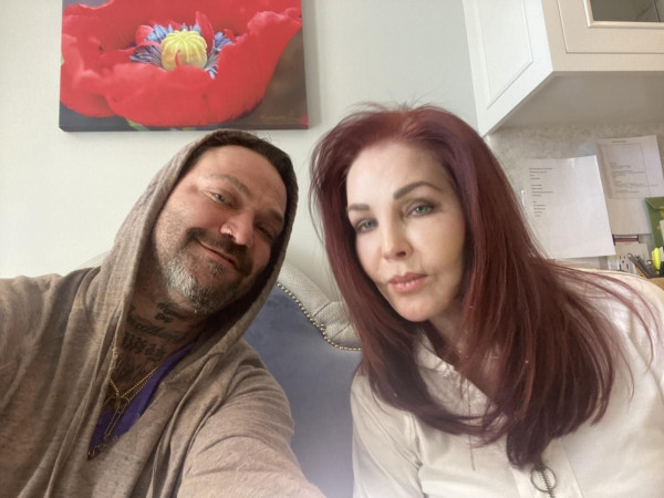 Priscilla Presley: Selfie από γεύμα με φίλο της στην πρώτη δημόσια εμφάνιση μετά τον θάνατο της Lisa Marie