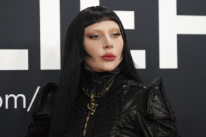 Η Lady Gaga έγινε ξανθιά και το αποτέλεσμα είναι τόσο καλοκαιρινό