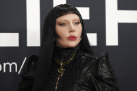 Η Lady Gaga έγινε ξανθιά και το αποτέλεσμα είναι τόσο καλοκαιρινό