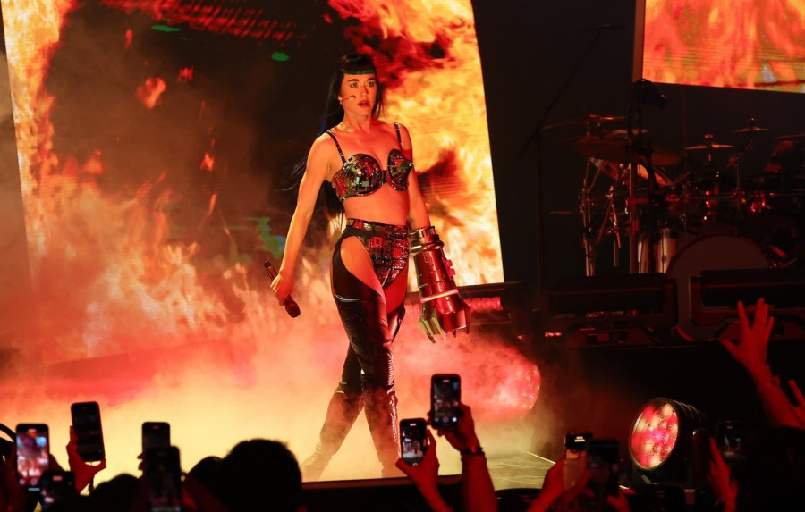 Katy Perry: Γλίτωσε στο τσακ αποκαλυπτικό &quot;ατύχημα&quot; όταν ξεκουμπώθηκε το σουτιέν της on stage