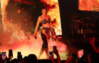 Katy Perry: Γλίτωσε στο τσακ αποκαλυπτικό "ατύχημα" όταν ξεκουμπώθηκε το σουτιέν της on stage