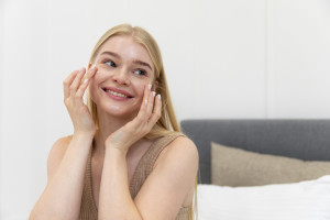 Γλυκερίνη: Ο ταπεινός skincare hero που οι δερματολόγοι δεν σταματούν να συστήνουν
