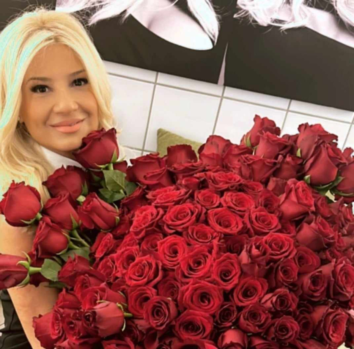 Χαμός με τα 201 τριαντάφυλλα της Φαίης Σκορδά: Άγνωστος ο αποστολέας