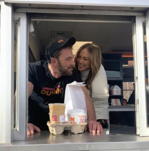 Ben Affleck: Σερβίρει καφέ στη διαφήμιση των Dunkin&#039; Donuts για το Super Bowl μέχρι την ώρα που τον «τσακώνει» η J.Lo (video)
