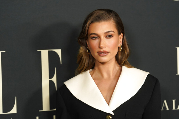 Το no-pants look της Hailey Bieber ανέστησε ένα cheugy trend του 2012