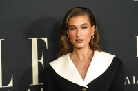 Το no-pants look της Hailey Bieber ανέστησε ένα cheugy trend του 2012