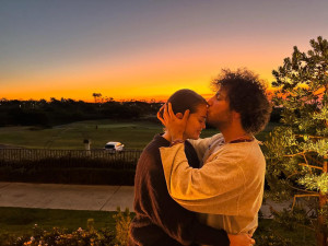 Η Selena Gomez και ο Benny Blanco έστειλαν προσκλητήρια για τον γάμο τους και τους &quot;έδωσε&quot; ο Ed Sheeran!