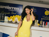 Πρόσθεσε το cosmic mani της Kylie Jenner στο ανοιξιάτικο mood board σου