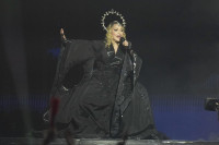 Η Madonna θυμάται τη μητέρα της με ένα ρετρό, καστανό καρέ