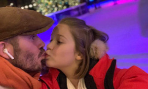 David Beckham: Εξηγεί γιατί στην οικογένειά του φιλιούνται με τα παιδιά στο στόμα