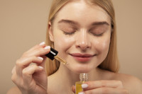 Vitamin E oil: Γιατί αξίζει να το προσθέσεις στη ρουτίνα σου (και πώς να το χρησιμοποιήσεις σωστά)