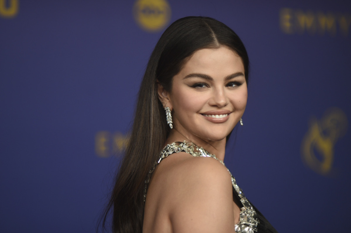 Η Selena Gomez έδωσε μια λαμπερή πινελιά στο nude μανικιούρ