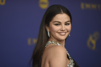 Η Selena Gomez έδωσε μια λαμπερή πινελιά στο nude μανικιούρ