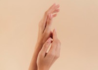 Naked Nails: H minimal τάση που λατρεύουν τα clean girls και οι Celebs