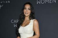 Η Kim Kardashian «αναβιώνει» τον ρόλο της Jennifer Lopez στο Maid in Manhattan με το νέο της χτένισμα
