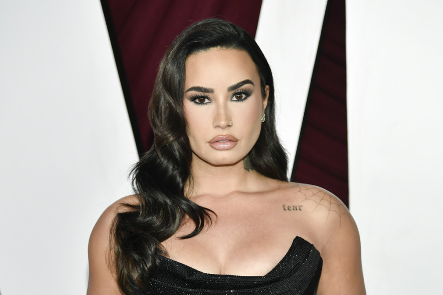 Η Demi Lovato μόλις έκανε τα “cherry jelly nails” την πιο λαχταριστή τάση στα ανοιξιάτικα μανικιούρ