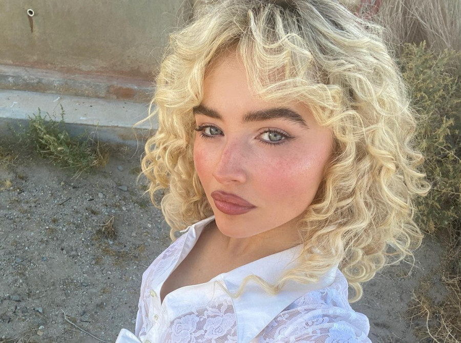Τα &quot;strawberry jelly&quot; lips της Sabrina Carpenter είναι η νέα φρουτένια τάση του καλοκαιριού