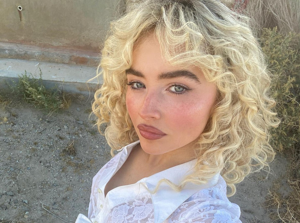Τα &quot;strawberry jelly&quot; lips της Sabrina Carpenter είναι η νέα φρουτένια τάση του καλοκαιριού