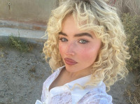 Τα "strawberry jelly" lips της Sabrina Carpenter είναι η νέα φρουτένια τάση του καλοκαιριού