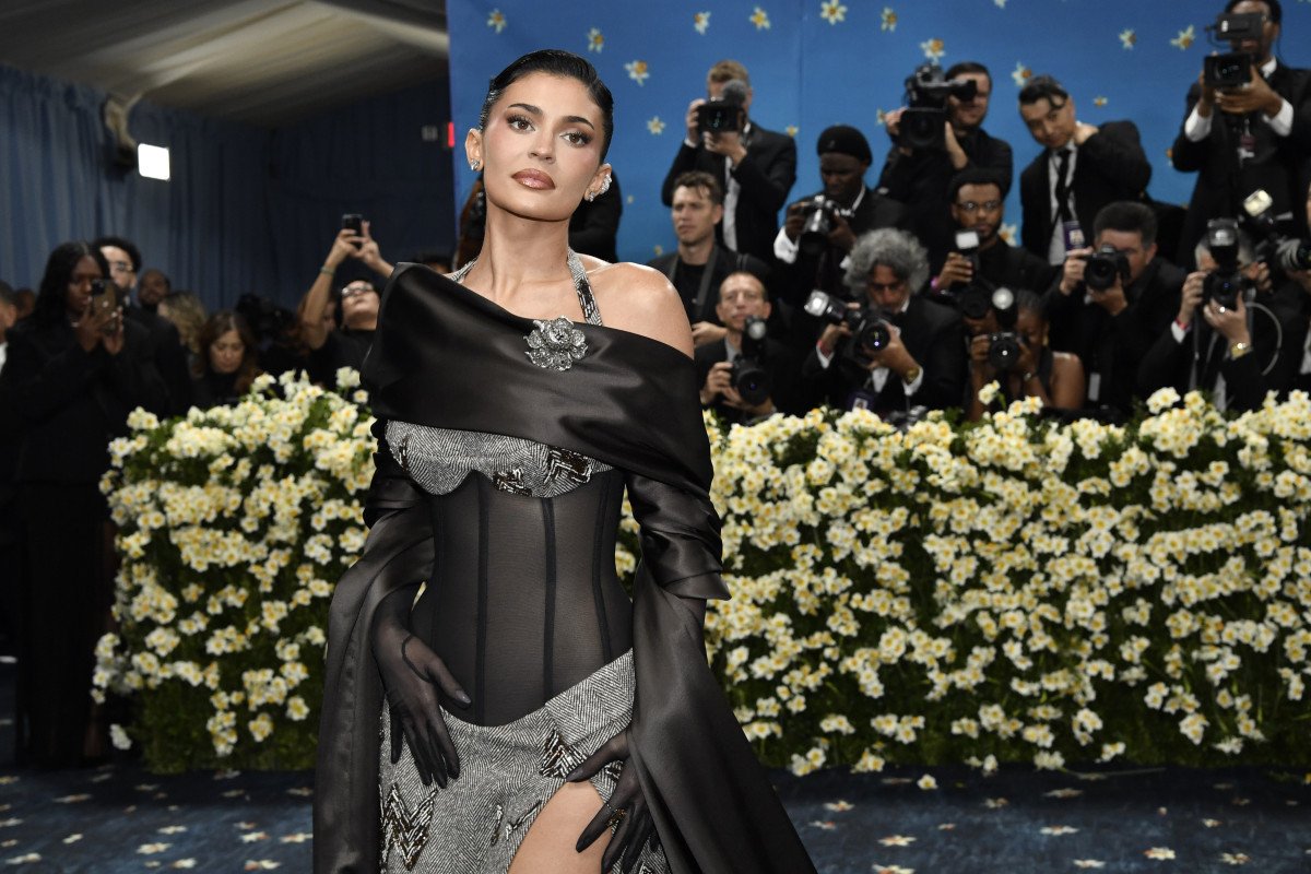 Η Kylie Jenner φόρεσε ένα κομψό μαύρο φόρεμα για να ανακοινώσει επισήμως τη σχέση της