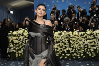 Η Kylie Jenner φόρεσε ένα κομψό μαύρο φόρεμα για να ανακοινώσει επισήμως τη σχέση της