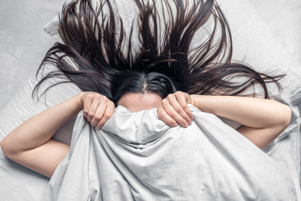 Κοιμάσαι με βρεγμένα μαλλιά μετά το ντους; Μάλλον πρέπει να το ξανασκεφτείς