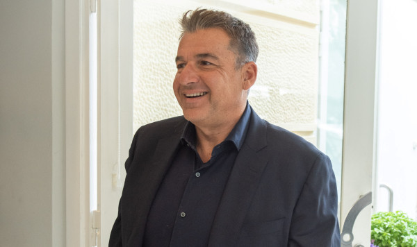 Γιώργος Λιάγκας: Από τη Τήνο που βρίσκεται τρολάρει αν θα γυρίσει λόγω του απαγορευτικού απόπλου