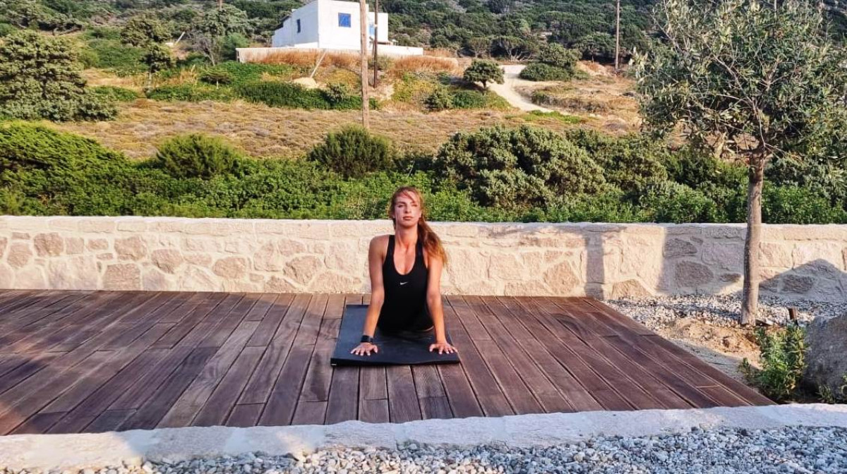 Κάναμε Yoga στο ηλιοβασίλεμα στην ύπαιθρο και μάθαμε τρεις απλές ασκήσεις αποσυμφόρησης