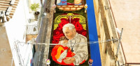 Infiorata: Η μαγική γιορτή των λουλουδιών στη Σικελία, το ισχυρό μήνυμα και η δημιουργία για τον Πάπα