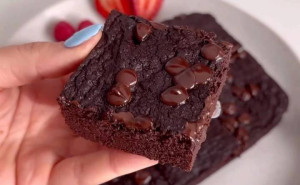 Απίθανα brownies σε 4 λεπτά με 4 υλικά που, σίγουρα, έχεις στο σπίτι σου