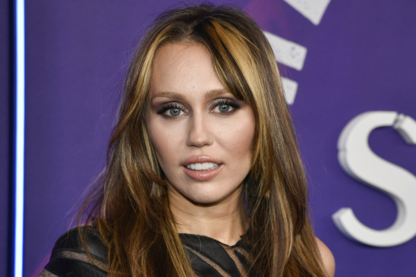 Το νέο μικροσκοπικό τατουάζ της Miley Cyrus κρύβει μεγάλο νόημα