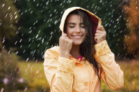 4 πράγματα της ρουτίνας ομορφιάς σου που καλό είναι να αποφύγεις σε μια βροχερή μέρα