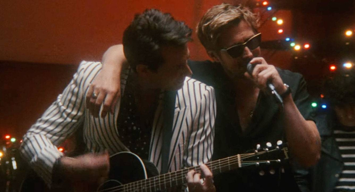 Ο Ryan Gosling τραγουδά και η Eva Mendes καμαρώνει δημόσια: «Η καρδιά μου εξερράγη»