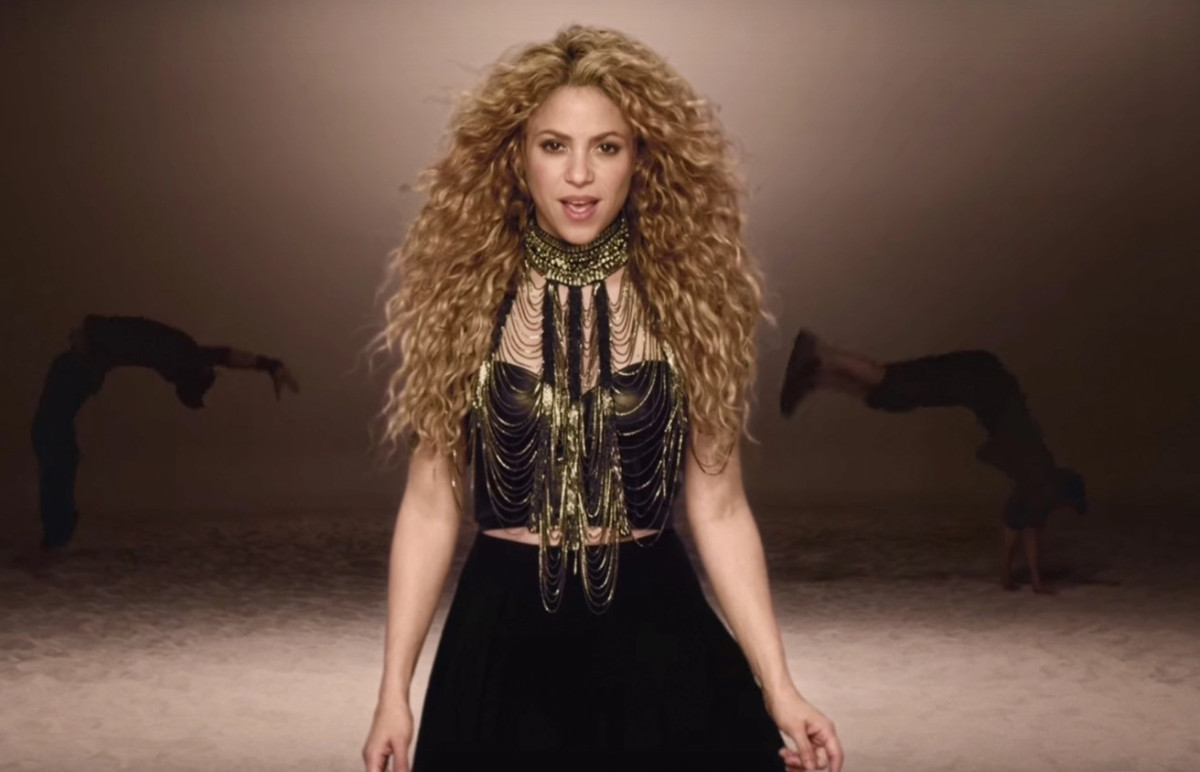 Shakira: Τραγουδά πως "μπορεί να σκοτώσει τον πρώην της" και σφουγγαρίζει το πάτωμα (βίντεο)