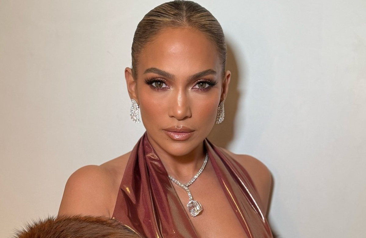 Η Jennifer Lopez έβαλε 2 “spicy” cottagecore outfits μέσα σε μία μέρα
